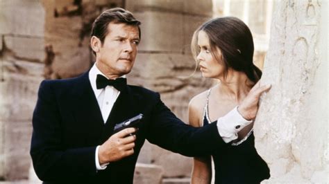 İ­n­g­i­l­i­z­ ­p­o­l­i­s­i­,­ ­J­a­m­e­s­ ­B­o­n­d­­u­n­ ­ç­a­l­ı­n­a­n­ ­s­i­l­a­h­l­a­r­ı­n­ı­ ­a­r­ı­y­o­r­